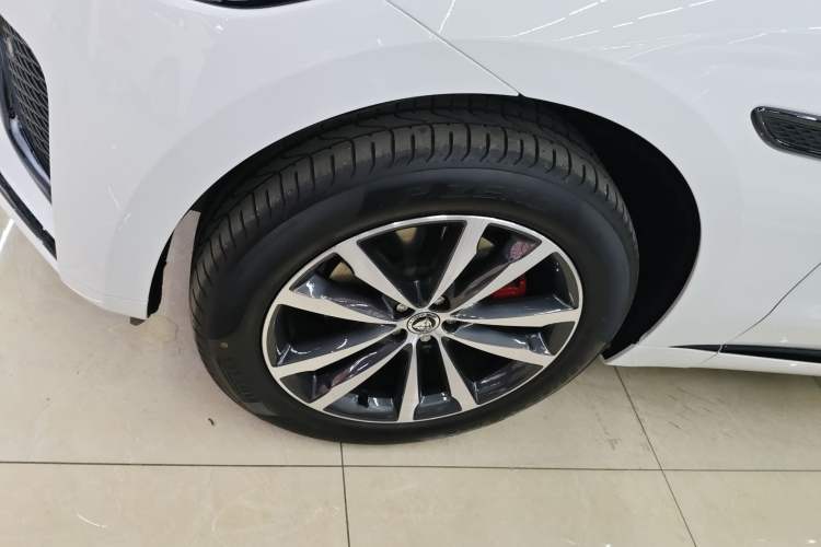 Used Jaguar F-PACE 2024 P250 R-Dynamic SE Left Front Wheel Hub