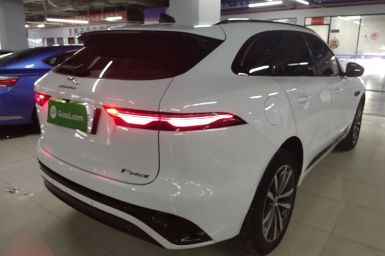 Used Jaguar F-PACE 2024 P250 R-Dynamic SE Rear Right 45 Deg