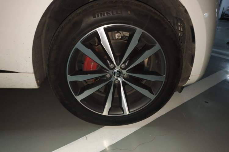 Used Jaguar F-PACE 2024 P250 R-Dynamic SE Right Front Wheel Hub