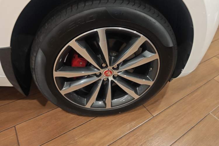 Used Jaguar F-PACE 2024 P250 R-Dynamic SE Right Front Wheel Hub
