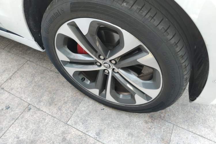 Used Jaguar F-PACE 2024 P250 R-Dynamic HSE Right Front Wheel Hub