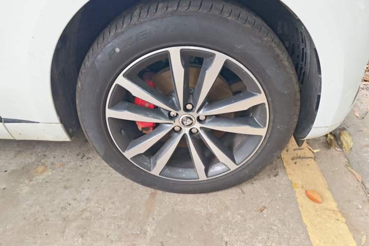 Used Jaguar F-PACE 2024 P250 R-Dynamic SE Right Front Wheel Hub
