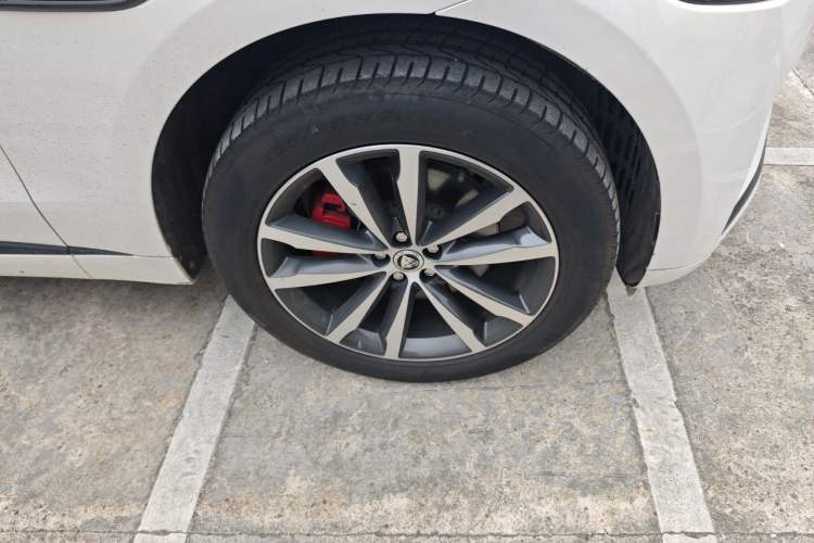 Used Jaguar F-PACE 2024 P250 R-Dynamic SE Right Front Wheel Hub