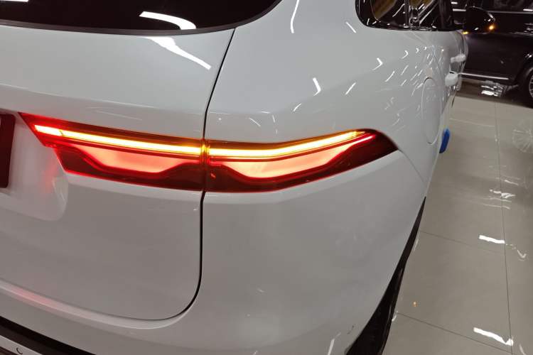 Used Jaguar F-PACE 2024 P250 R-Dynamic HSE Right Rear Taillight