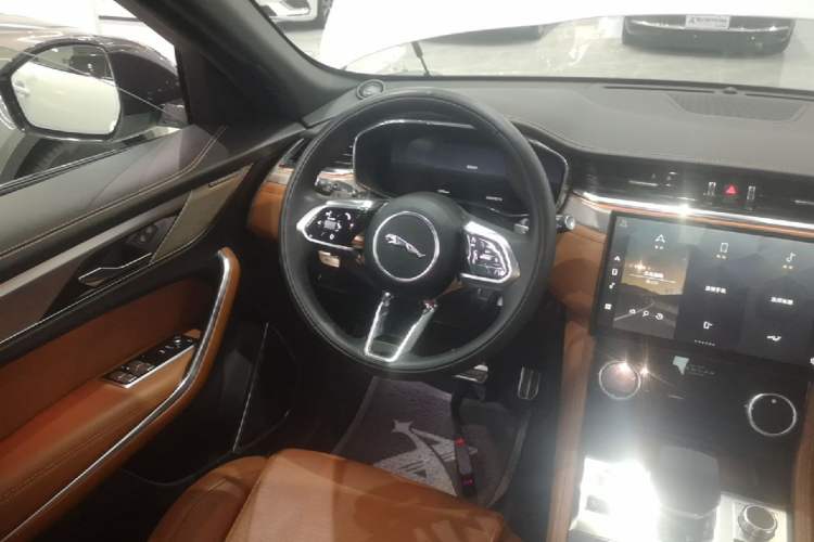 Used Jaguar F-PACE 2024 P250 R-Dynamic SE Steering Wheel