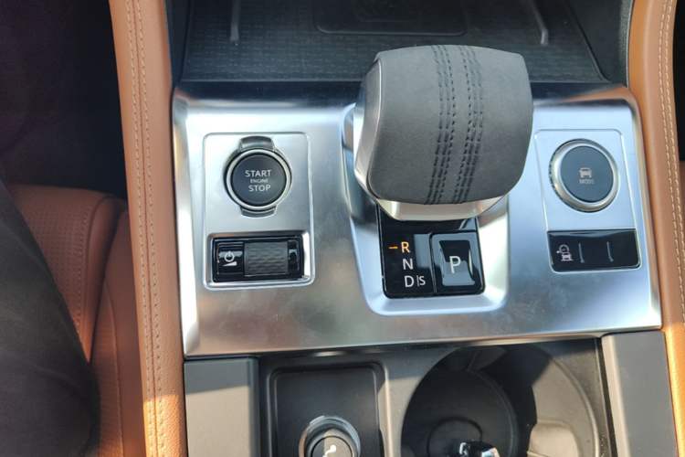 Used Jaguar F-PACE 2025 P250 R-Dynamic SE Gear Lever