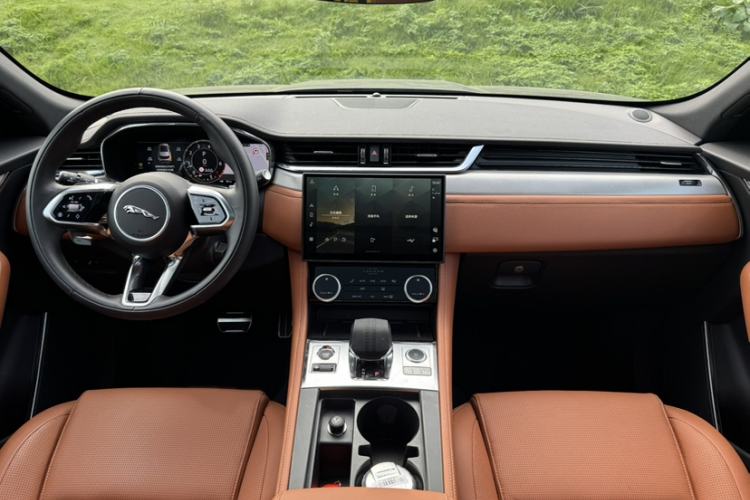Used Jaguar F-PACE 2025 P250 R-Dynamic SE Interior 1