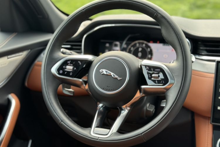 Used Jaguar F-PACE 2025 P250 R-Dynamic SE Interior 2