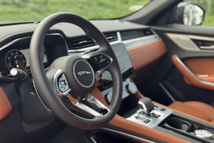 Used Jaguar F-PACE 2025 P250 R-Dynamic SE Interior 6