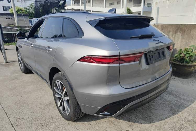 Used Jaguar F-PACE 2025 P250 R-Dynamic SE Rear Left 45 Deg