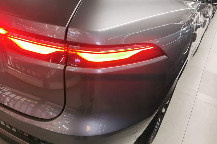 Used Jaguar F-PACE 2025 P250 R-Dynamic SE Exterior 6