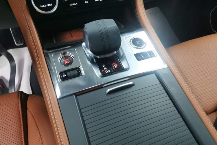 Used Jaguar F-PACE 2025 P250 R-Dynamic SE Gear Lever
