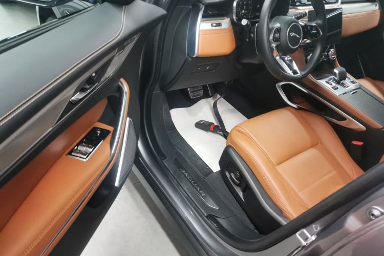 Used Jaguar F-PACE 2025 P250 R-Dynamic SE Interior 3