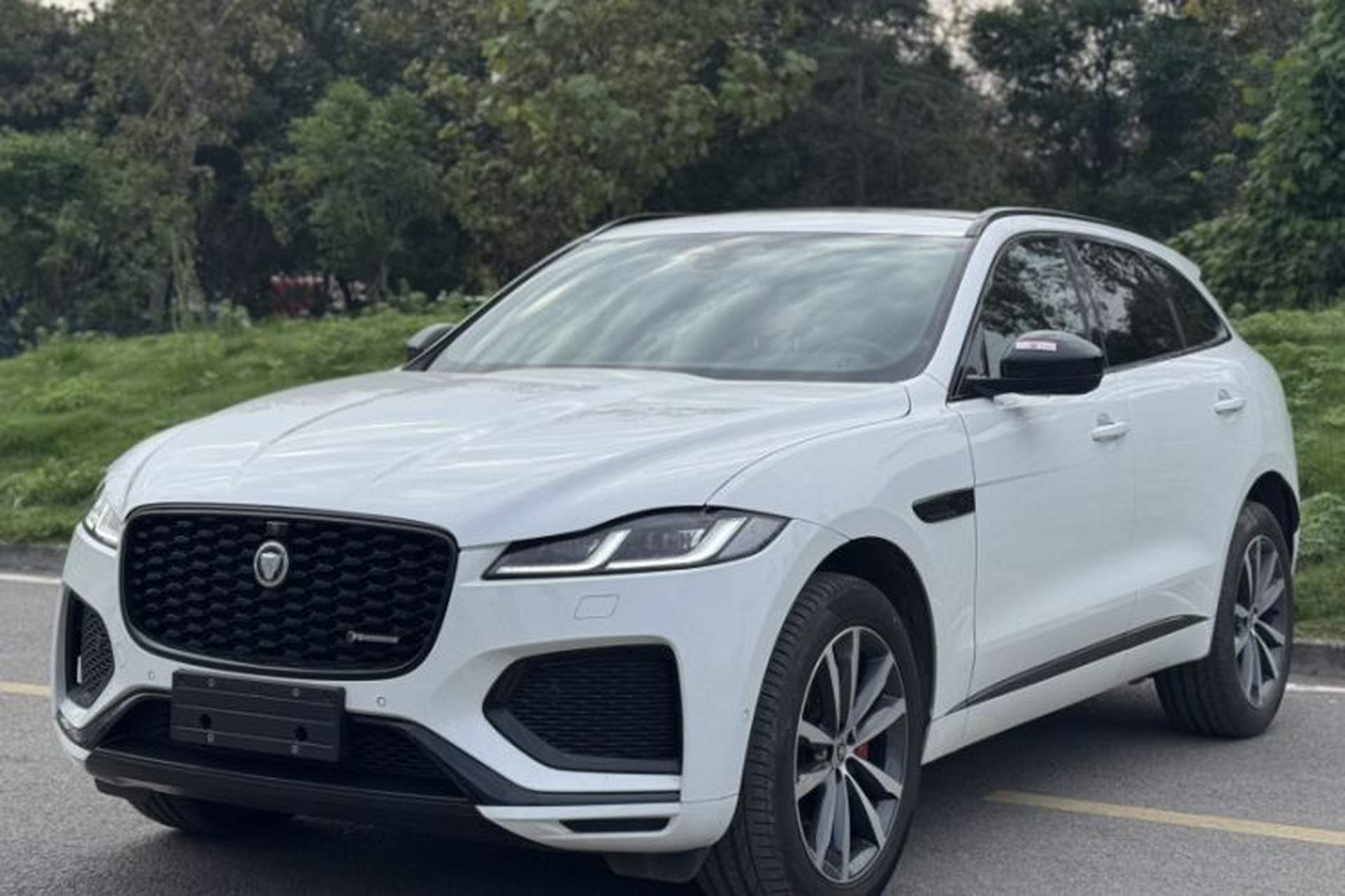 Used Jaguar F-PACE 2025 P250 R-Dynamic SE Front Left 45 Deg