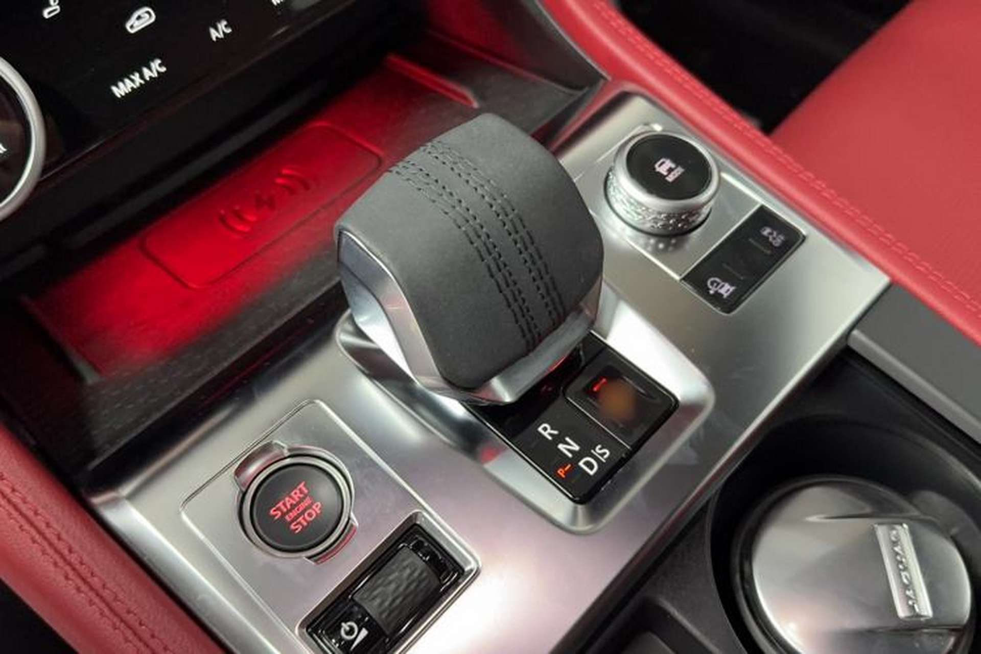 Used Jaguar F-PACE 2025 P250 R-Dynamic SE Gear Lever