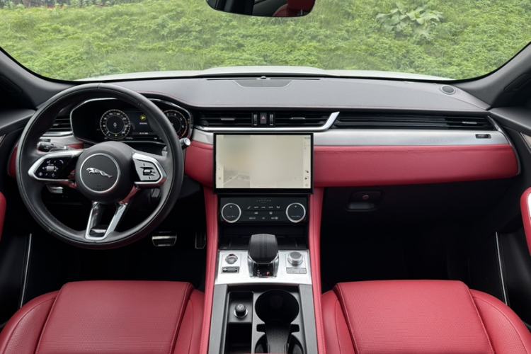 Used Jaguar F-PACE 2025 P250 R-Dynamic SE Interior 1