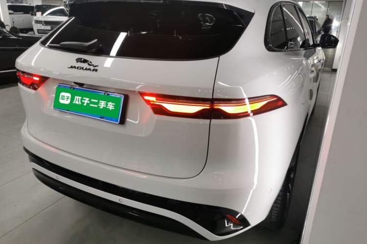 Used Jaguar F-PACE 2025 P250 R-Dynamic SE Rear Right 45 Deg