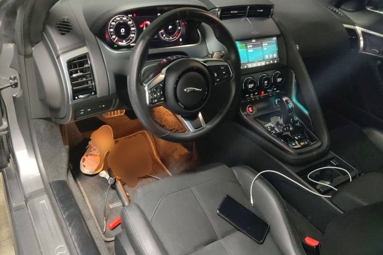 Used Jaguar F-TYPE 2021 P380 All-Wheel-Drive R-Dynamic Hardtop Version Center Console
