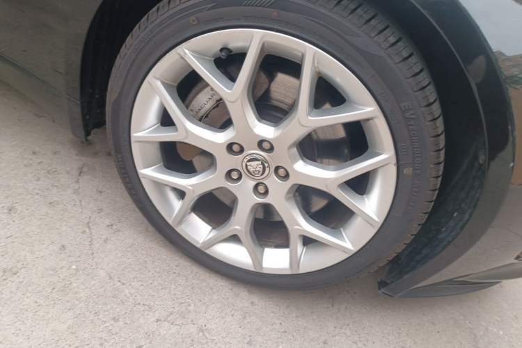 Used Jaguar F-TYPE 2013 3.0 SC Convertible Edition Right Front Wheel Hub