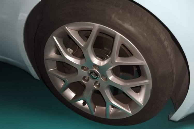 Used Jaguar F-TYPE 2013 3.0 SC Convertible Edition Right Front Wheel Hub