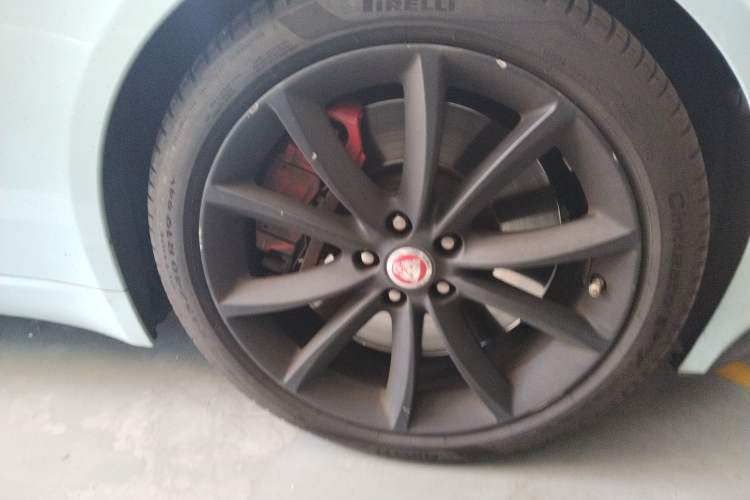 Used Jaguar F-TYPE 2015 3.0 SC Hardtop Version Right Front Wheel Hub