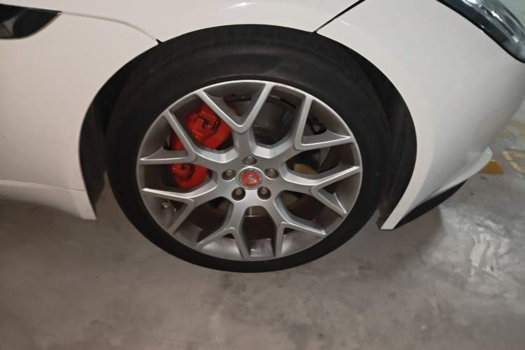 Used Jaguar F-TYPE 2015 3.0 SC Hardtop Version Right Front Wheel Hub
