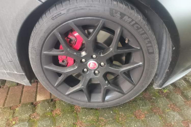 Used Jaguar F-TYPE 2016 3.0 SC Hardtop Version Right Front Wheel Hub