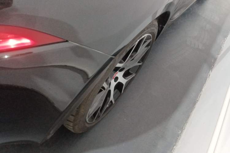 Used Jaguar F-TYPE 2016 3.0 SC Hardtop Version Right Rear Wheel Hub