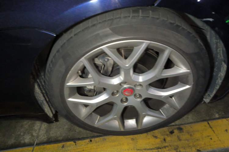Used Jaguar F-TYPE 2016 3.0 SC Hardtop Version Right Front Wheel Hub