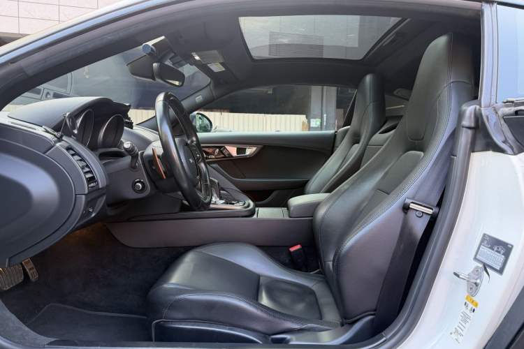 Used Jaguar F-TYPE 2016 3.0 SC S Four-Wheel-Drive Hardtop Version Interior 3