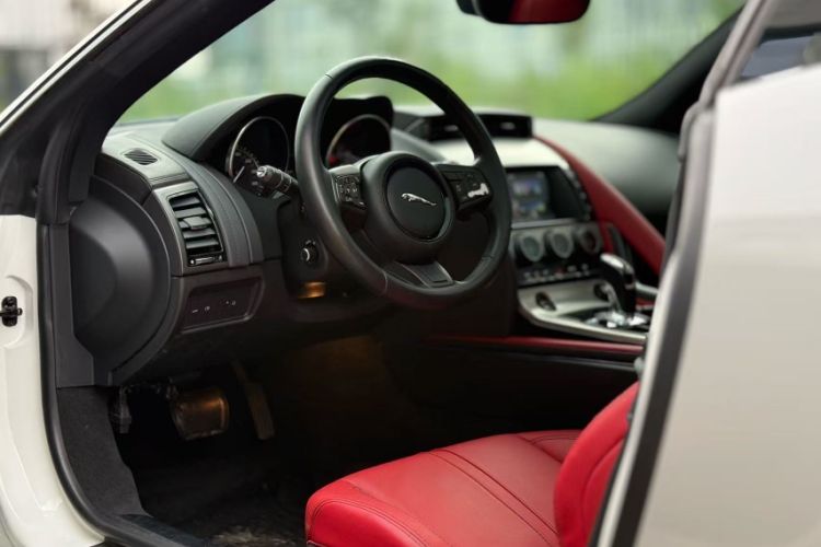 Used Jaguar F-TYPE 2016 3.0 SC Hardtop Version Interior 5