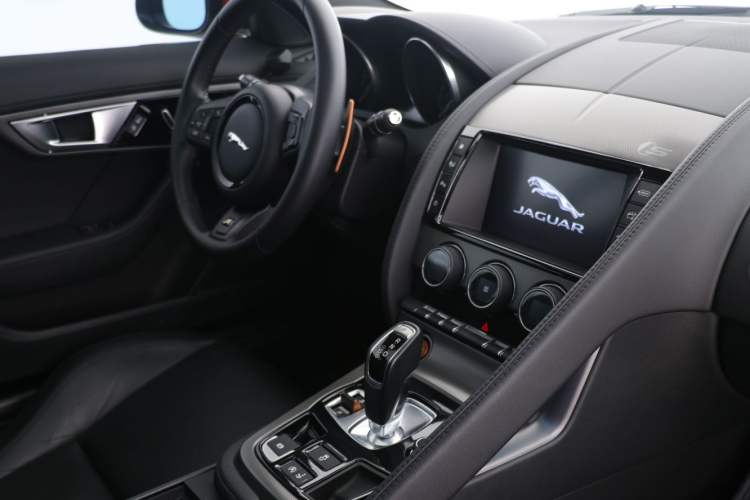 Used Jaguar F-TYPE 2016 3.0 SC S Four-Wheel-Drive Hardtop Version Interior 5