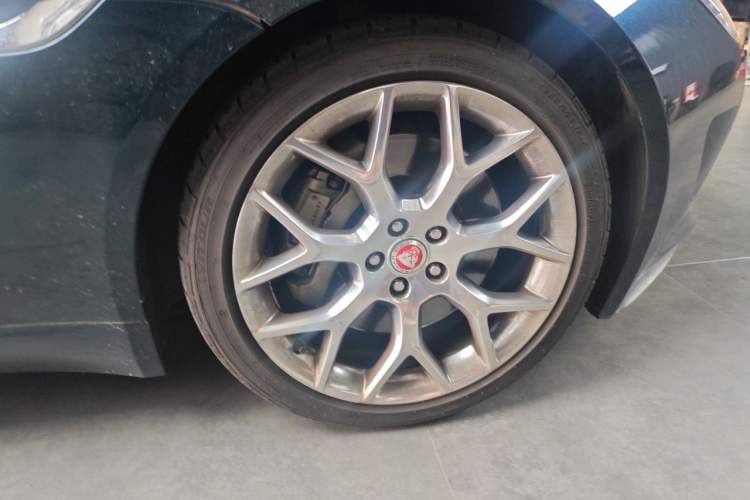Used Jaguar F-TYPE 2016 3.0 SC Hardtop Version Right Front Wheel Hub