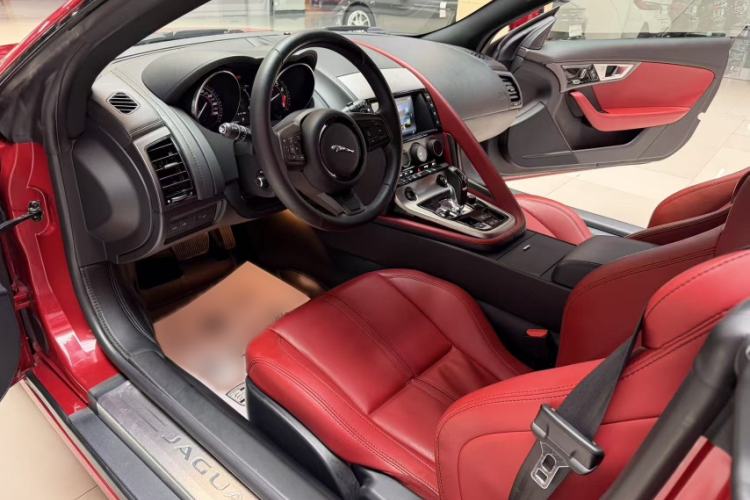 Used Jaguar F-TYPE 2016 3.0 SC Hardtop Version Interior 4