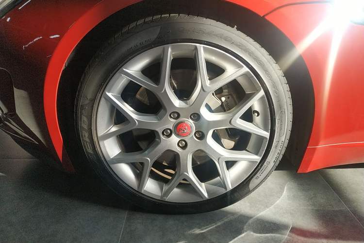 Used Jaguar F-TYPE 2016 3.0 SC Hardtop Version Left Front Wheel Hub