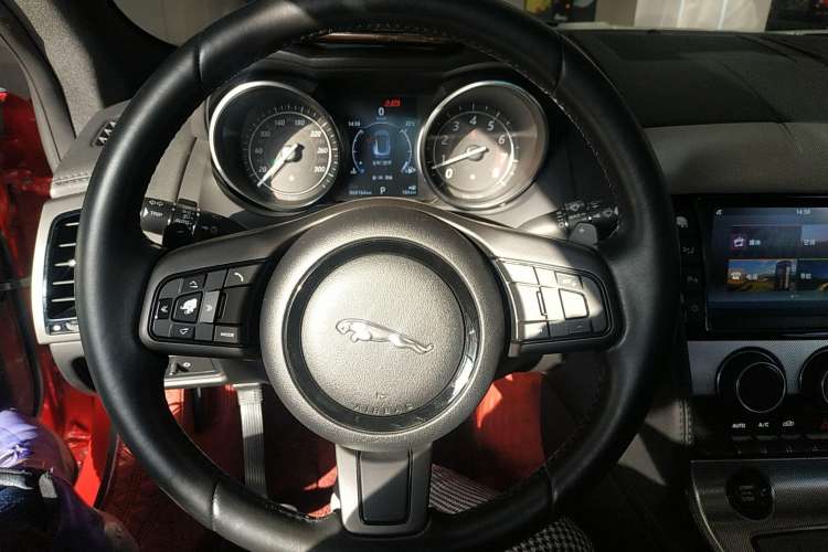 Used Jaguar F-TYPE 2016 3.0 SC Hardtop Version Steering Wheel