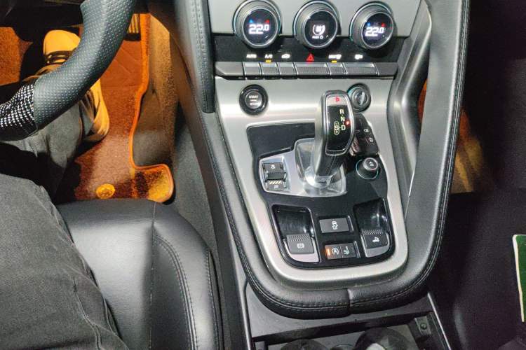 Used Jaguar F-TYPE 2016 3.0 SC Convertible Edition Gear Lever