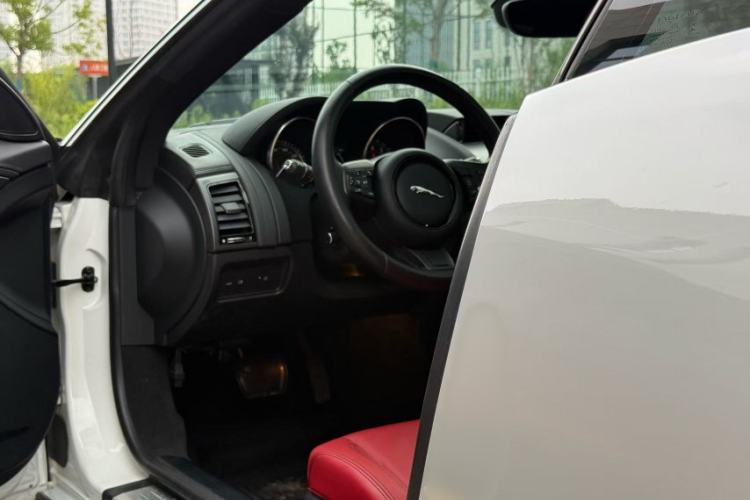Used Jaguar F-TYPE 2016 3.0 SC Hardtop Version Interior 5