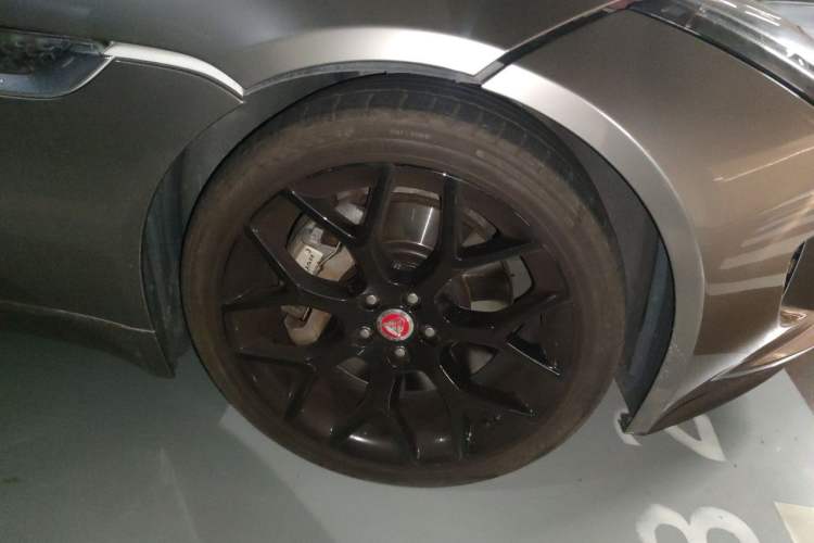 Used Jaguar F-TYPE 2016 3.0 SC Hardtop Version Right Front Wheel Hub