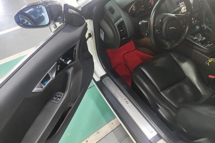 Used Jaguar F-TYPE 2016 3.0 SC S Hardtop Version Interior 3