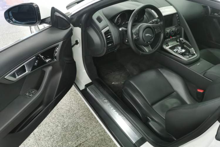 Used Jaguar F-TYPE 2016 3.0 SC Hardtop Version Interior 3