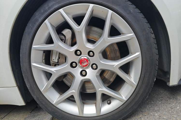 Used Jaguar F-TYPE 2016 3.0 SC Hardtop Version Right Front Wheel Hub