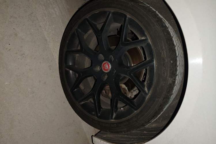 Used Jaguar F-TYPE 2016 3.0 SC Hardtop Version Right Front Wheel Hub