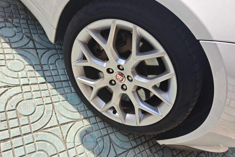 Used Jaguar F-TYPE 2016 3.0 SC Hardtop Version Right Front Wheel Hub