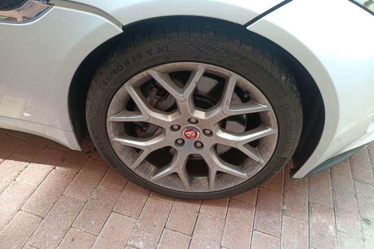 Used Jaguar F-TYPE 2016 3.0 SC Hardtop Version Right Front Wheel Hub