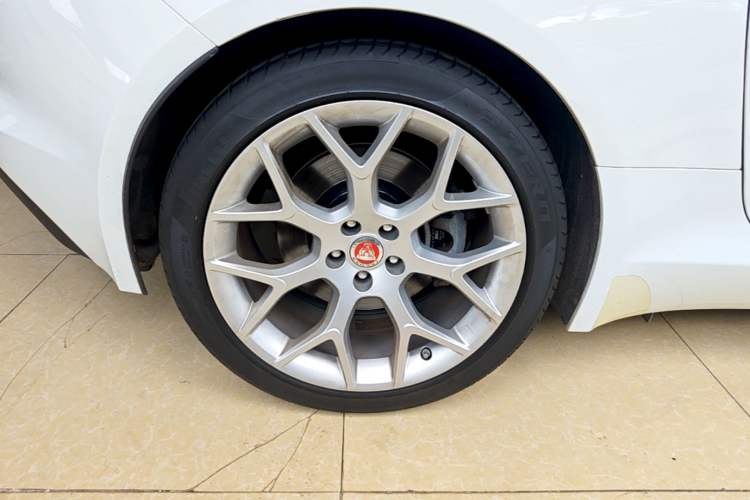 Used Jaguar F-TYPE 2016 3.0 SC Hardtop Version Right Rear Wheel Hub