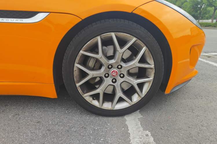 Used Jaguar F-TYPE 2016 3.0 SC Hardtop Version Right Front Wheel Hub