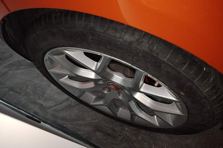 Used Jaguar F-TYPE 2016 3.0 SC Hardtop Version Right Rear Wheel Hub