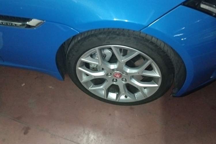 Used Jaguar F-TYPE 2018 3.0 SC Hardtop Version Right Front Wheel Hub