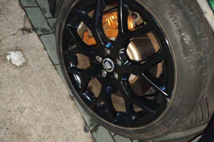 Used Jaguar F-TYPE 2018 3.0 SC Hardtop Version Right Front Wheel Hub